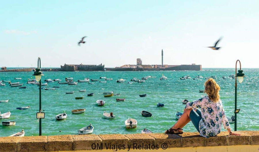 Vistas de la bahía de Cádiz con el Castillo de San Sebastián al fondo, una de las panorámicas más bonitas que ver en Cádiz en un día.