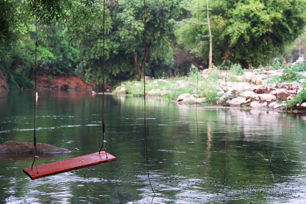Columpio sobre el río cerca del Parque Nacional de Khao Yai.