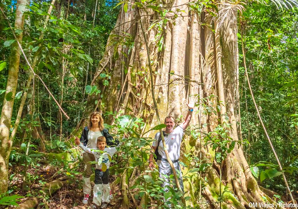 Foto familiar de OM Viajes y Relatos haciendo senderismo en el Parque Nacional de Khao Yai.