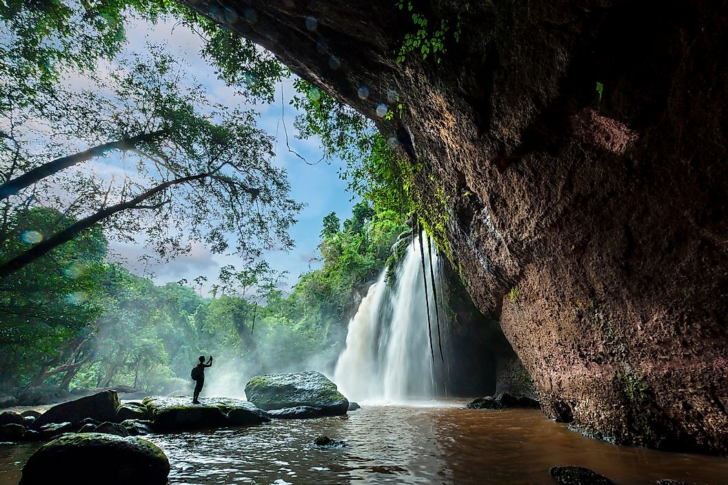 JC fotografiando una cascada entre rocas, niebla y selva tropical en el Parque Nacional de Khao Yai, una escena perfecta para inspirar una ruta por Tailandia.