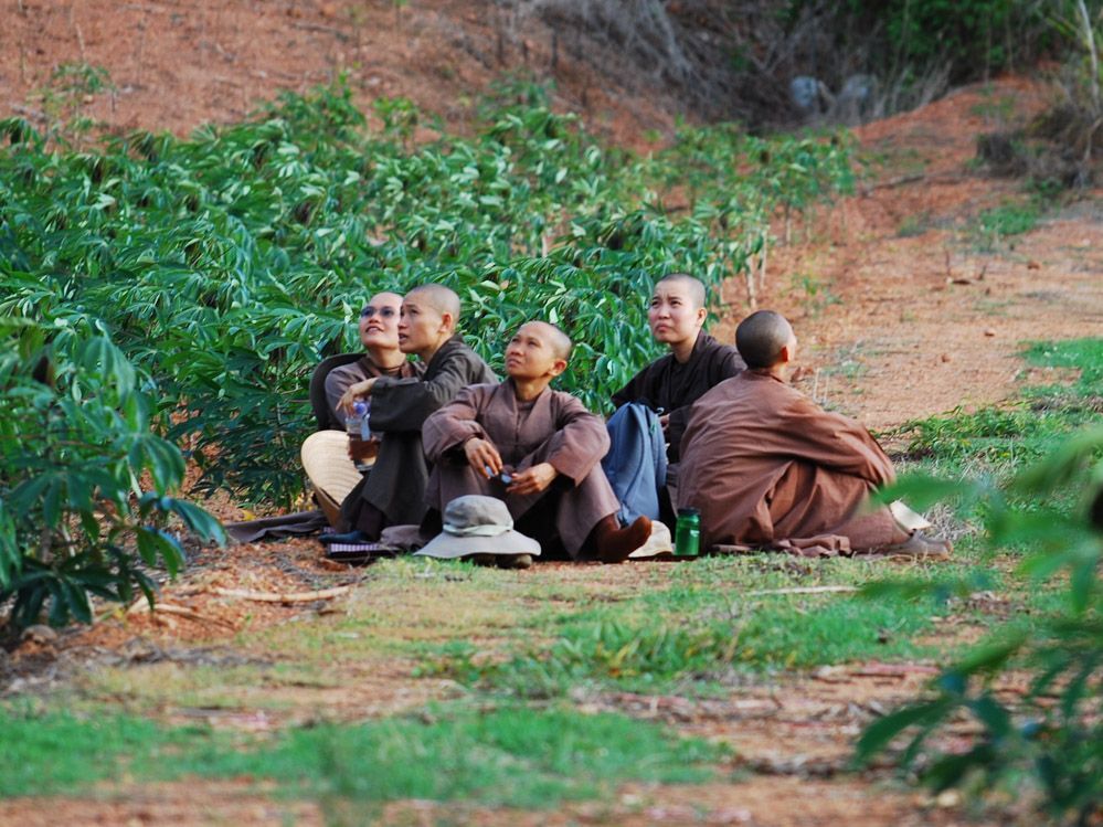 Monjes budistas en el Parque Nacional de Khao Yai.