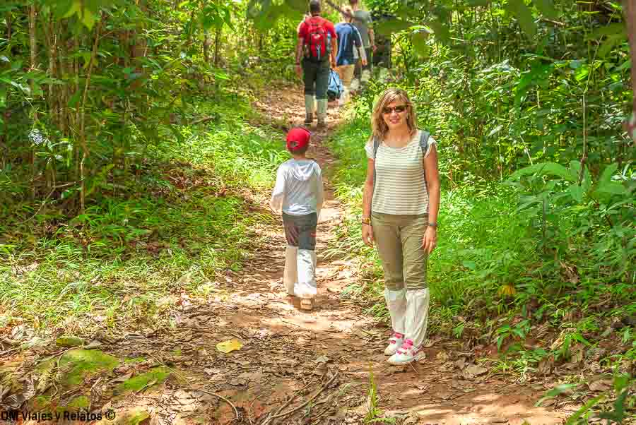 Una servidora y nuestro hijo haciendo senderismo en el Parque Nacional de Khao Yai.
