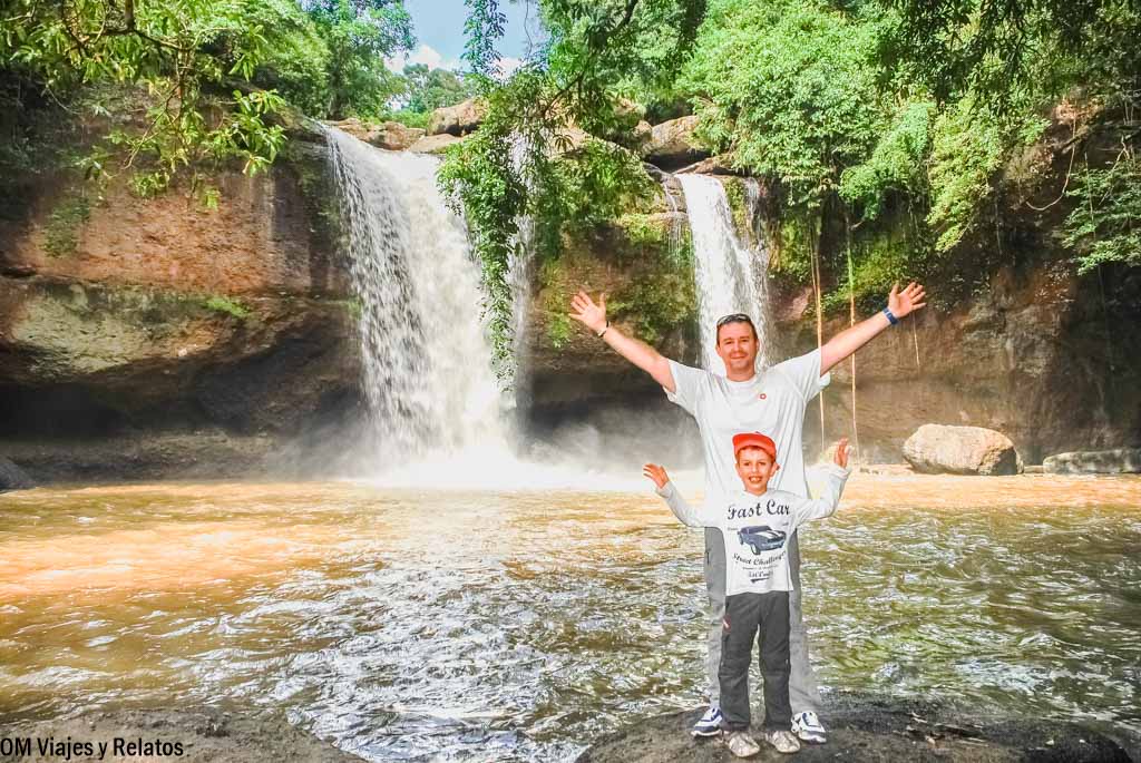JC y Raúl en la cascada Haew Suwat del Parque Nacional de Khao Yai.
