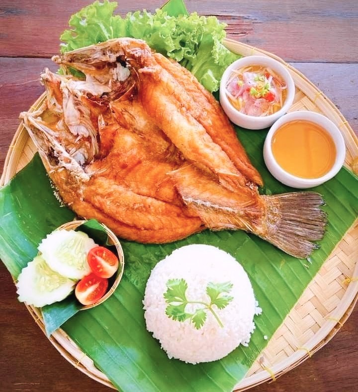 Pescado frito con arroz cerca del Parque Nacional de Khao Yai.