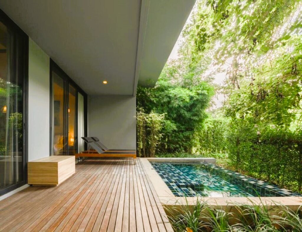 Terraza privada con piscina y jardín en The Peri Hotel, un alojamiento con encanto cerca del Parque Nacional de Khao Yai para descansar tras explorar la selva tailandesa.