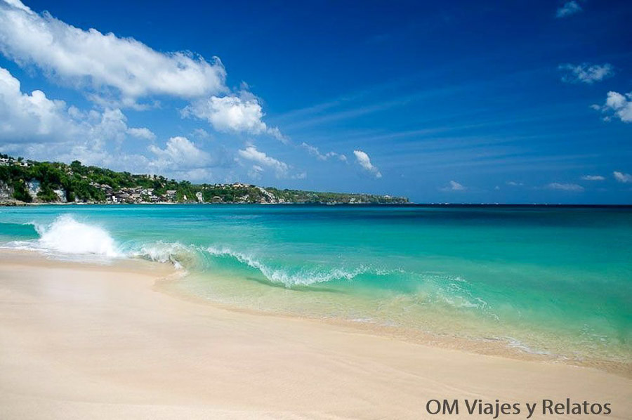 Playa de Nusa Dua con arena clara, aguas turquesas y olas suaves, una zona perfecta al planificar qué ver y hacer en Bali por zonas.