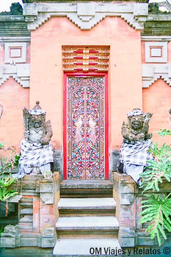 Puerta tradicional balinesa decorada con guardianes de piedra, un rincón cultural para incluir al planificar qué ver y hacer en Bali por zonas.