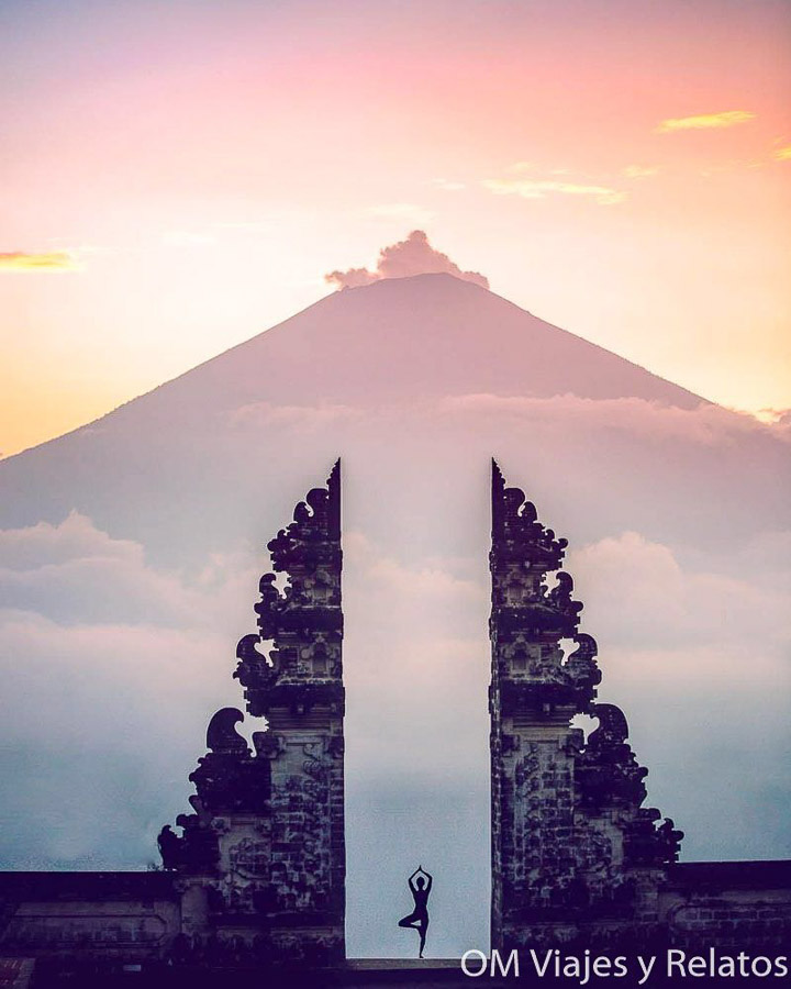 Silueta mía entre las Puertas de Lempuyang con el monte Agung al fondo, una parada icónica al organizar que ver y hacer en Bali por zonas.