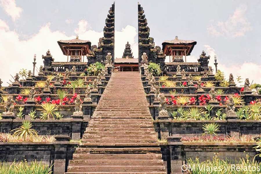 Escalinata principal del templo Pura Besakih con jardines y arquitectura balinesa, una visita imprescindible al organizar que ver y hacer en Bali por zonas.