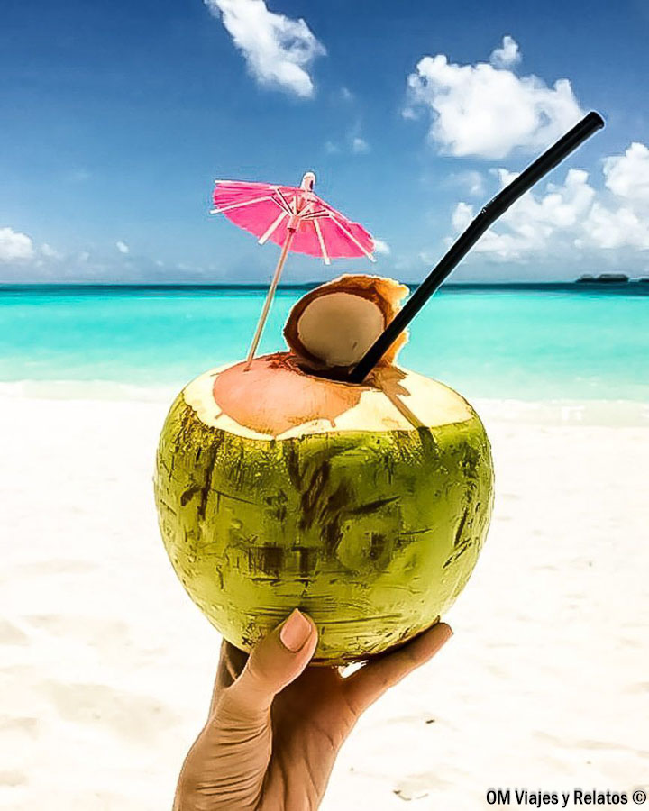 Coco fresco en una playa paradisíaca de Maldivas, una imagen inspiradora para decidir que hotel elegir en maldivas.