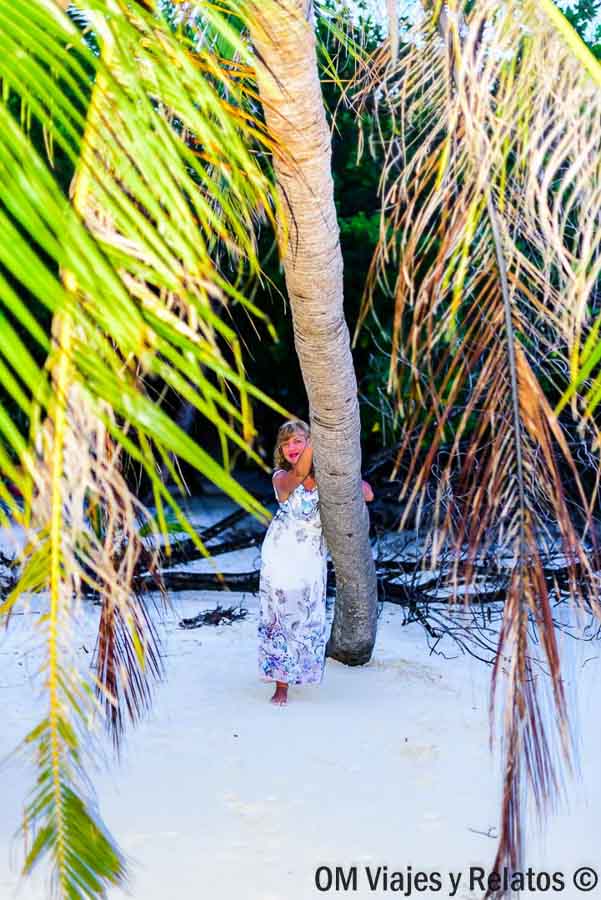 Foto mía entre palmeras en la playa de Embudu Village Resort, una imagen tropical para decidir que hotel elegir en maldivas.