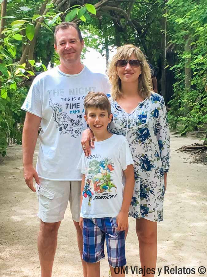Foto familiar de OM Viajes y Relatos en un sendero tropical de Maldivas, una imagen cercana para decidir que hotel elegir en maldivas.