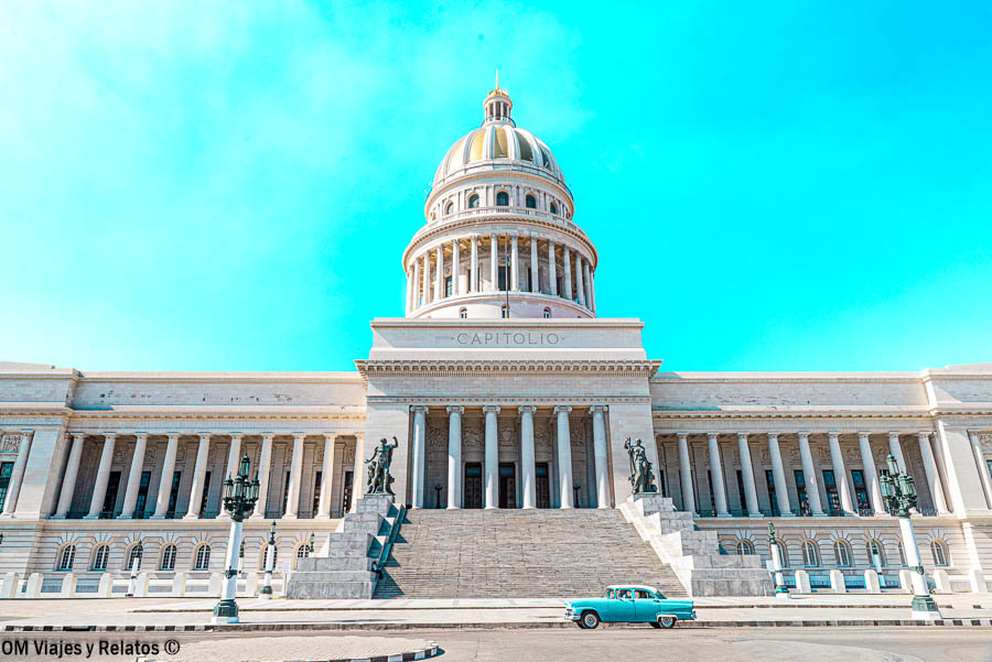 Capitolio de La Habana con coche clásico en una guía sobre que ver cerca de la Habana excursiones.