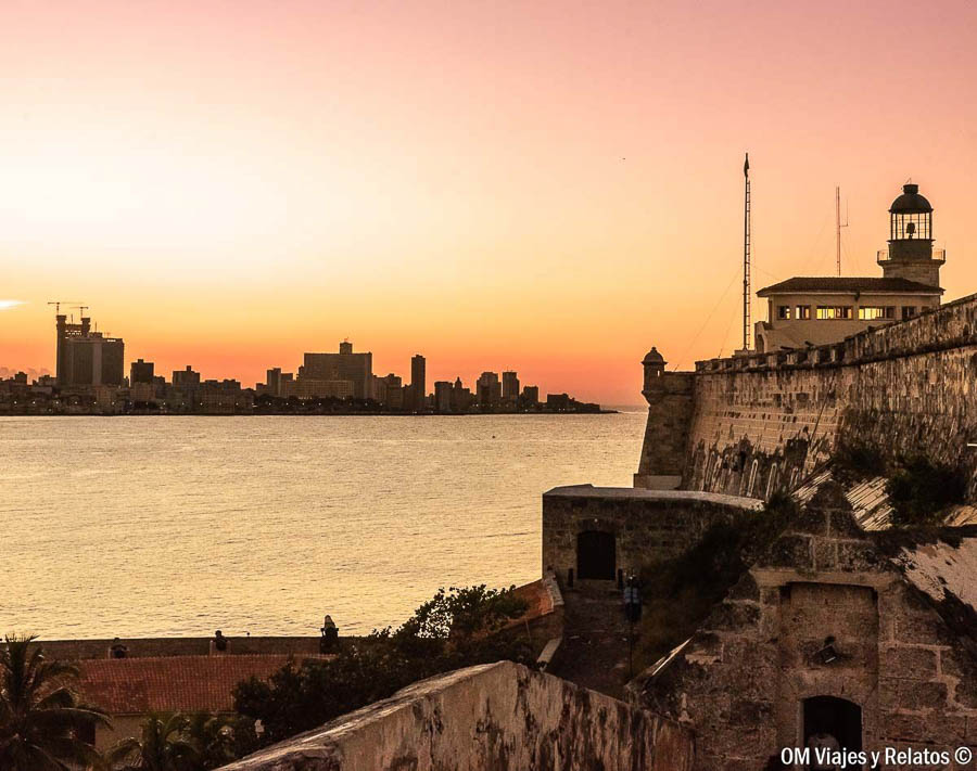 Atardecer desde el Castillo del Morro con vistas a La Habana para una guía sobre que ver cerca de la Habana excursiones.