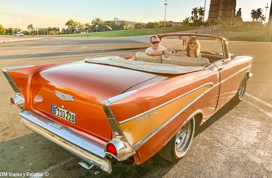 Foto en pareja de OM Viajes y Relatos viajando en coche clásico descapotable por La Habana al atardecer, una experiencia imprescindible para inspirar que ver cerca de la Habana excursiones.