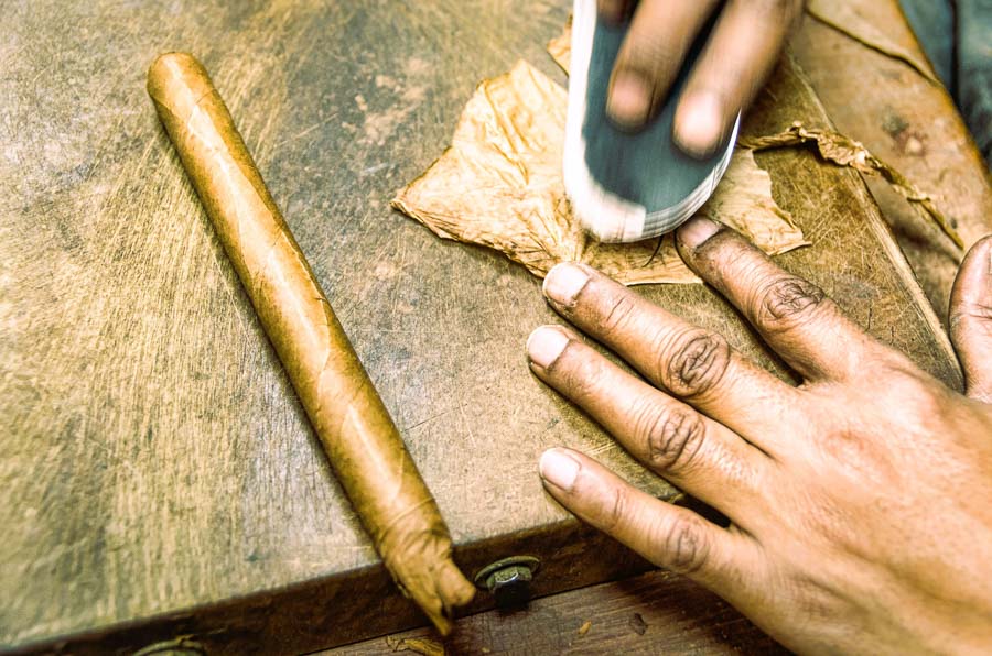 Elaboración artesanal de puros cubanos en una ruta sobre que ver cerca de la Habana excursiones.