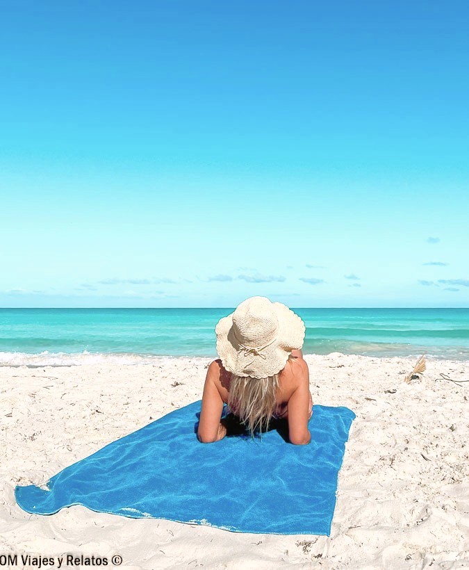 Una servidora descansando en una playa de Playas de Este frente al mar turquesa, una escapada perfecta para descubrir que ver cerca de la Habana excursiones
