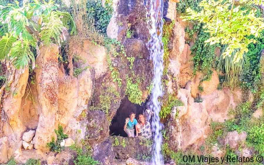 Cascada del Parque Genovés de Cádiz, uno de los rincones más sorprendentes que ver en Cádiz en un día.