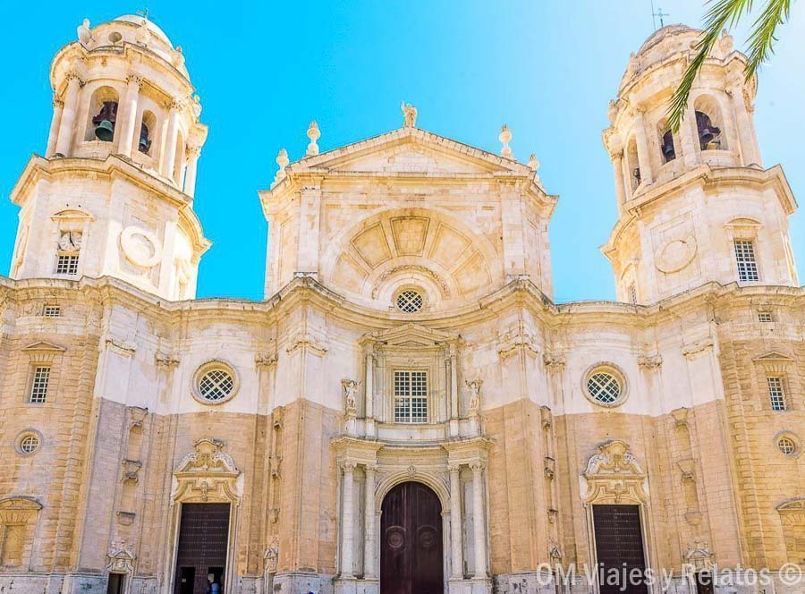 Fachada principal de la Catedral de Cádiz, uno de los monumentos imprescindibles que ver en Cádiz en un día durante una ruta por el casco histórico.