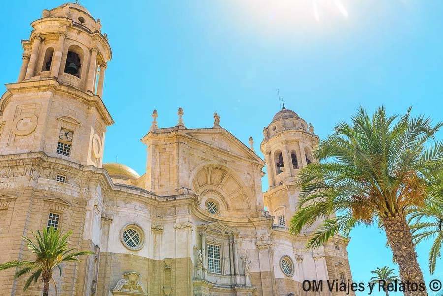 Fachada de la Catedral de Cádiz, uno de los lugares imprescindibles que ver en Cádiz en un día durante una ruta por el centro histórico.