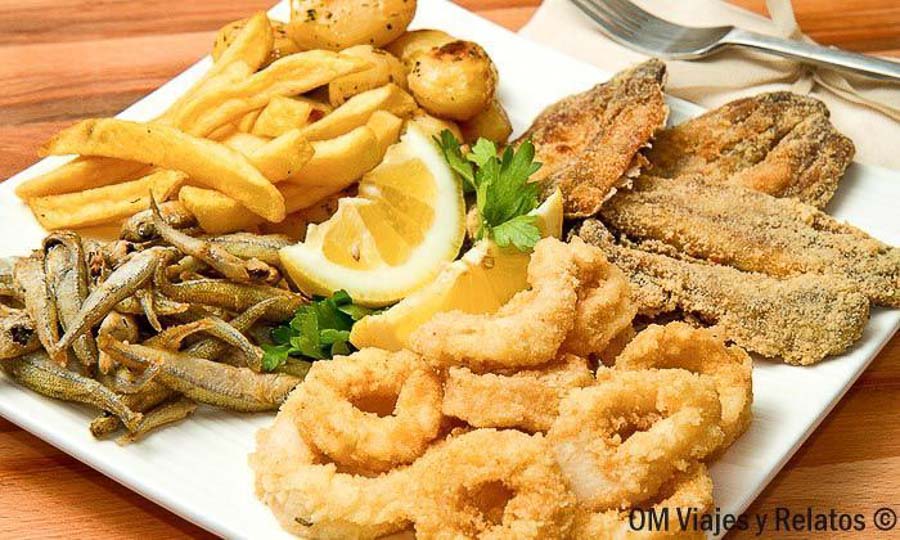 Fritura de pescado gaditana, una de las especialidades gastronómicas imprescindibles que probar al visitar Cádiz en un día.