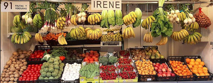 Puesto de frutas y verduras en el Mercado Central de Abastos, una visita imprescindible para descubrir la gastronomía local de Cádiz en un día.
