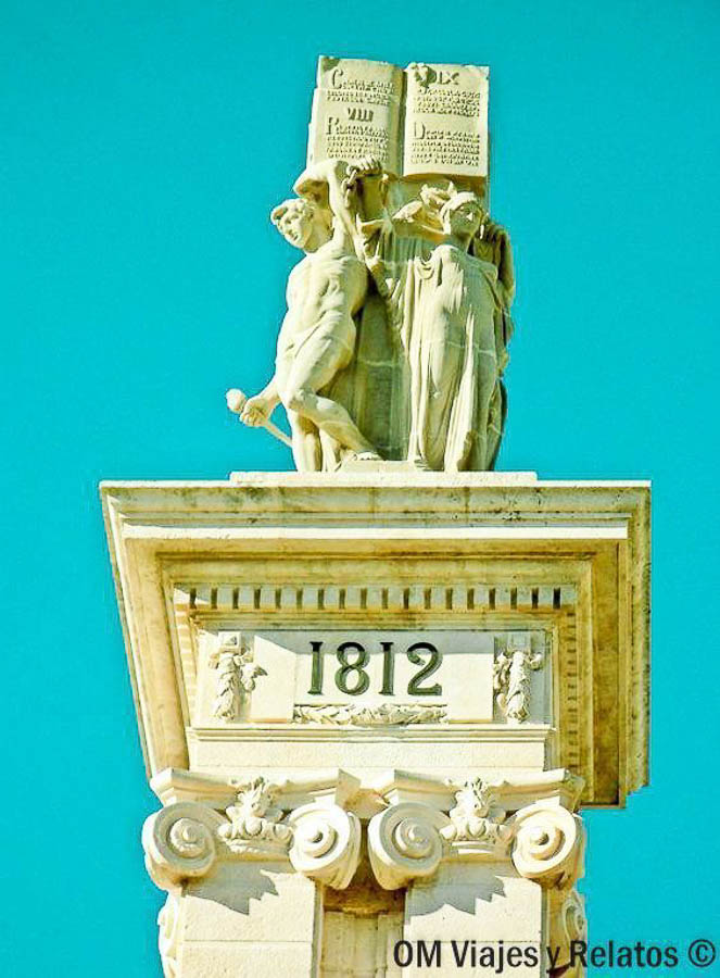 Monumento a la Constitución de 1812 en Cádiz, un símbolo histórico imprescindible que ver en Cádiz en un día.