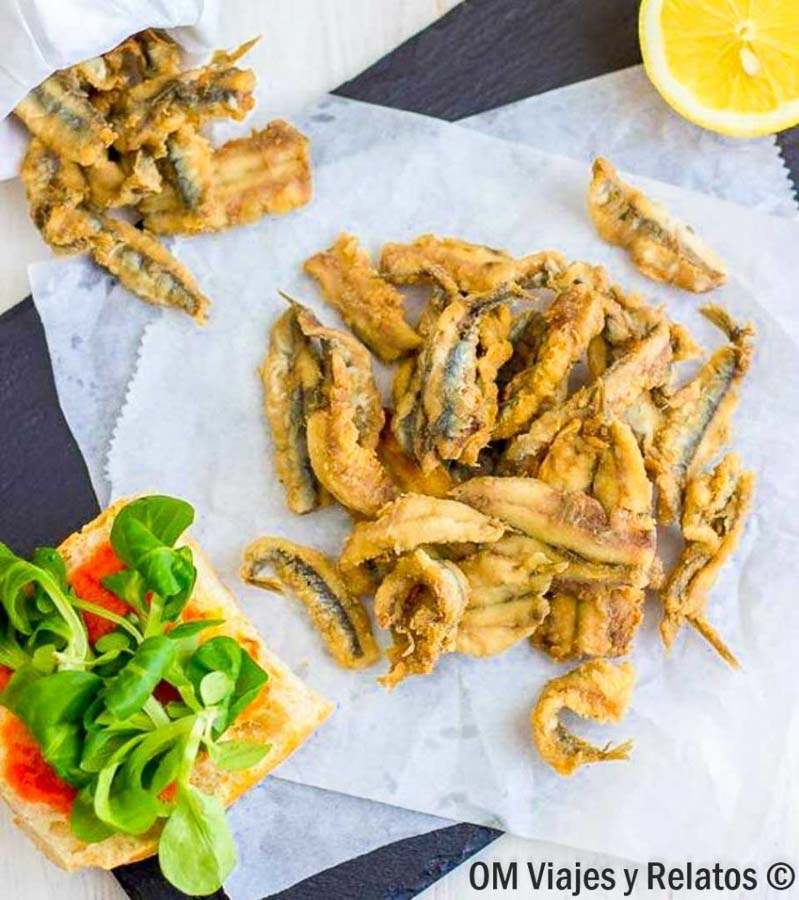 Pescadito frito gaditano, una de las tapas más típicas que probar al recorrer Cádiz en un día.