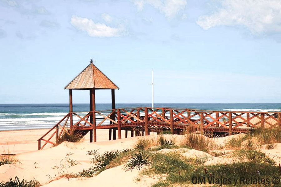 Playa de Cortadura en Cádiz, una de las playas más extensas y naturales que ver en Cádiz en un día.