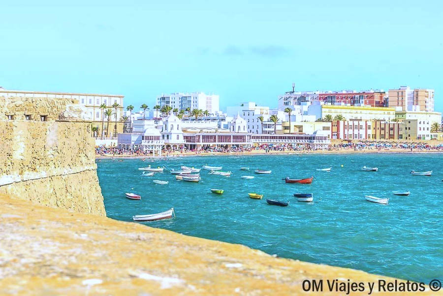 Vistas de la Playa de La Caleta desde las murallas de Cádiz, uno de los lugares imprescindibles que ver en Cádiz en un día.