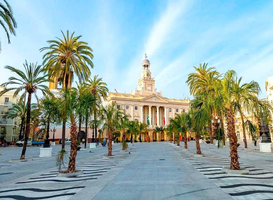 Plaza de San Juan de Dios en Cádiz, uno de los lugares imprescindibles que ver en Cádiz en un día durante una ruta por el centro histórico.