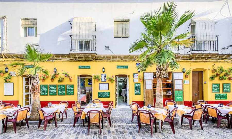 Terraza de un restaurante en el Barrio de La Viña, una de las mejores zonas donde comer durante una ruta para descubrir qué ver en Cádiz en un día.