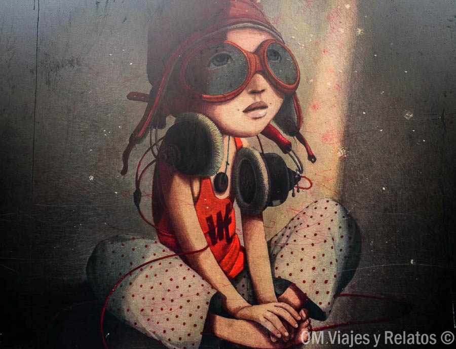 Street art en la fachada del Mercado Central de Abastos, una muestra del arte urbano que descubrir al recorrer Cádiz en un día.