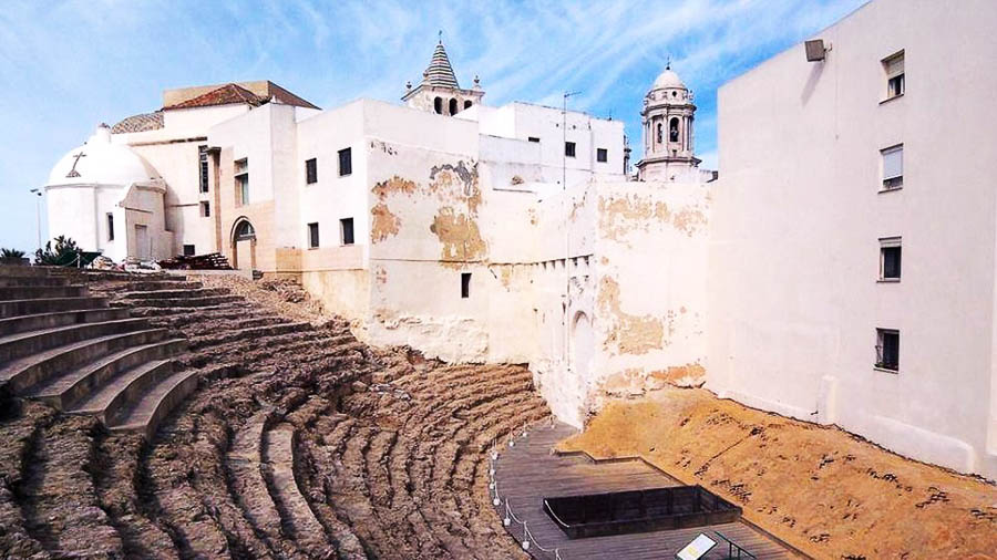 Teatro Romano de Cádiz, uno de los monumentos históricos imprescindibles que ver en Cádiz en un día durante una visita al casco antiguo.