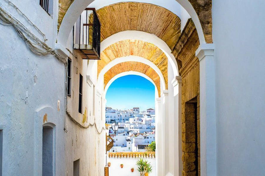 Arco de las Monjas en Vejer de la Frontera, uno de los pueblos blancos más bonitos que visitar cerca de Cádiz en un día.