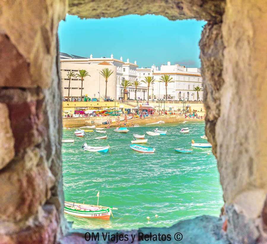 Vista de la Playa de La Caleta desde una de las antiguas murallas de Cádiz, uno de los rincones más fotogénicos que ver en Cádiz en un día.