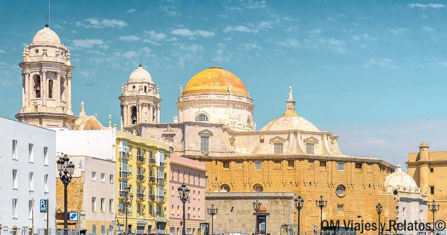 Catedral de Cádiz vista desde el paseo marítimo, uno de los monumentos imprescindibles que ver en Cádiz en un día.