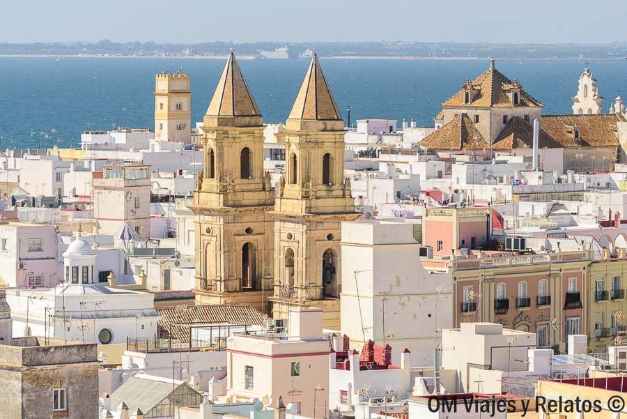 Panorámica del casco histórico de Cádiz con vistas a la bahía, uno de los paisajes imprescindibles que ver en Cádiz en un día.