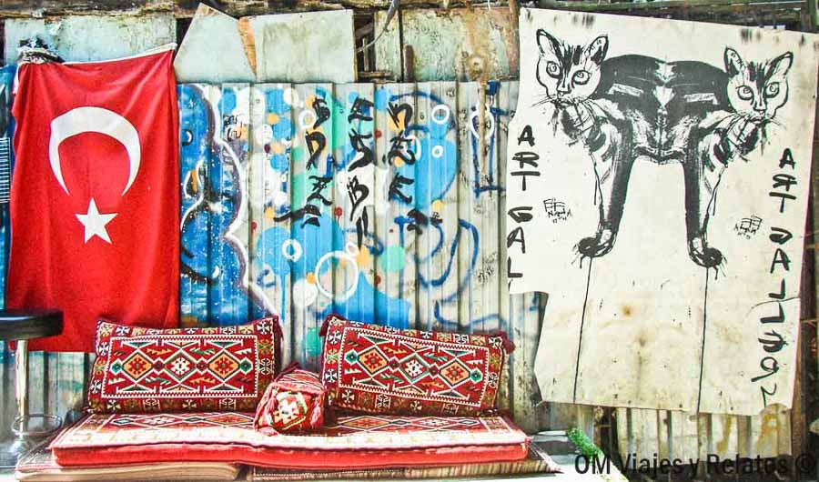 Rincón alternativo de Estambul con bandera turca, cojines tradicionales y arte urbano, una parada curiosa para descubrir que ver en Estambul en 3 dias.