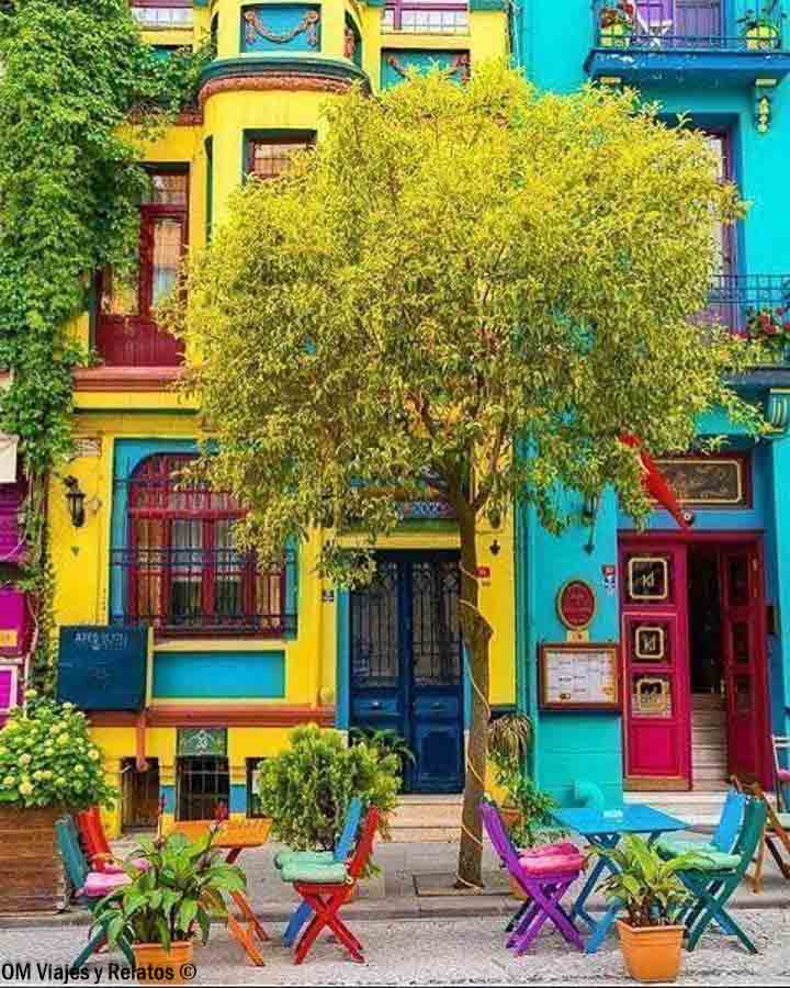 Fachadas coloridas y mesas al aire libre en el barrio de Balat, uno de los rincones más fotogénicos que ver en Estambul en 3 dias.