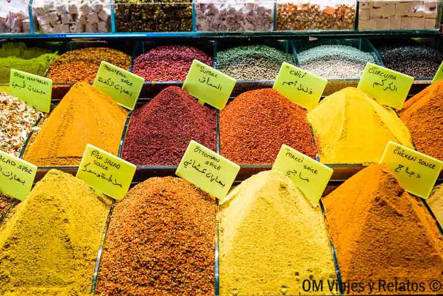 Especias de colores en el Bazar de las Especias de Estambul, una visita aromática para incluir en que ver en Estambul en 3 dias.