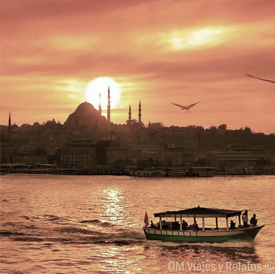Atardecer sobre el Bósforo con silueta de mezquita y barco navegando, una imagen inspiradora para planificar que ver en Estambul en 3 dias.