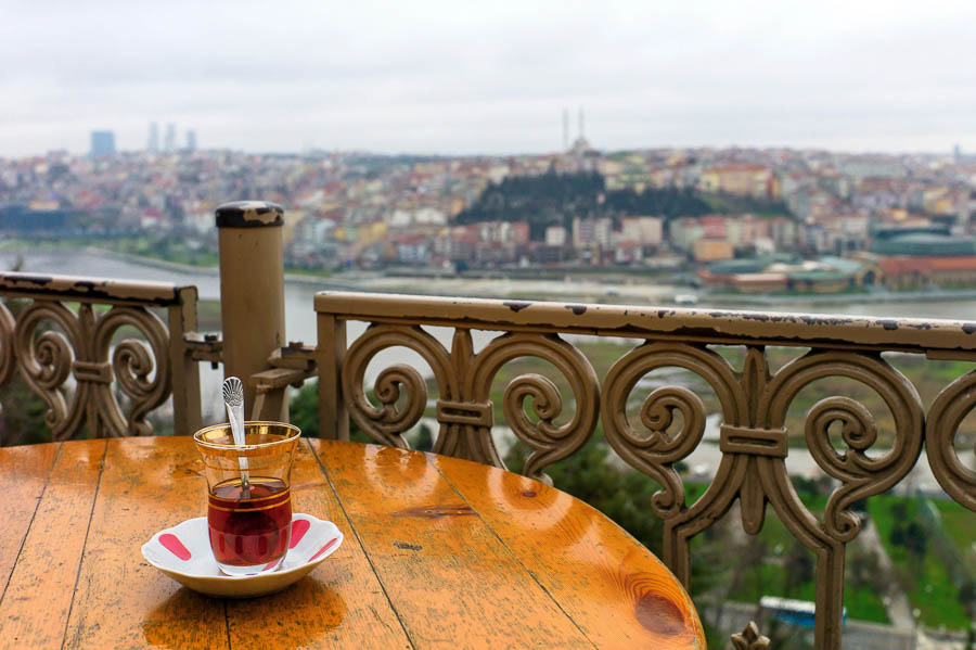 Té turco en el café Pierre Loti con vistas panorámicas al Cuerno de Oro, una parada imprescindible para incluir en que ver en Estambul en 3 dias.