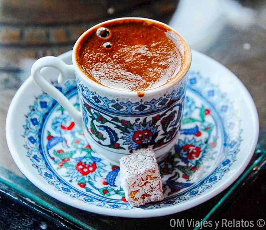 Café turco en la estación del Orient Express de Estambul, una experiencia histórica y gastronómica para incluir en que ver en Estambul en 3 días.