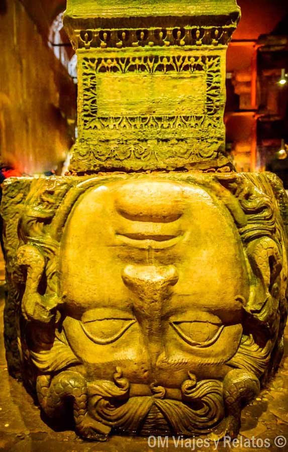 Cabeza de Medusa invertida en la Cisterna Basílica de Estambul, una visita curiosa para incluir en que ver en Estambul en 3 días.