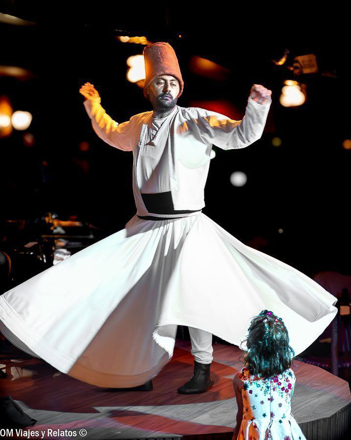 Danza de los derviches giróvagos en Estambul, una experiencia cultural para incluir en que ver en Estambul en 3 días.