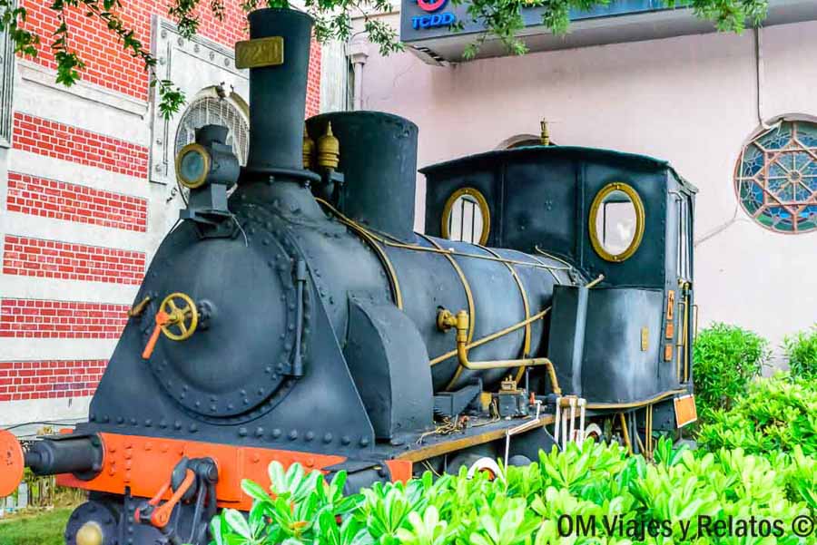 Antigua locomotora de vapor en la estación del Orient Express de Estambul, una visita curiosa para incluir en que ver en Estambul en 3 dias.