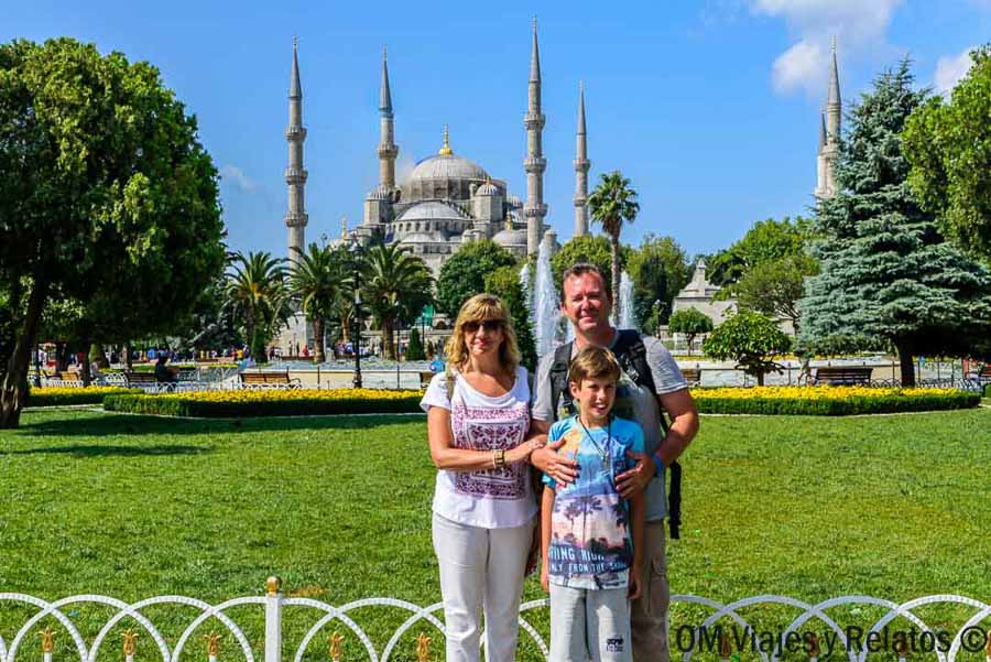 Foto familiar de OM Viajes y Relatos frente a la Mezquita Azul de Estambul, una visita imprescindible para incluir en que ver en Estambul en 3 dias.