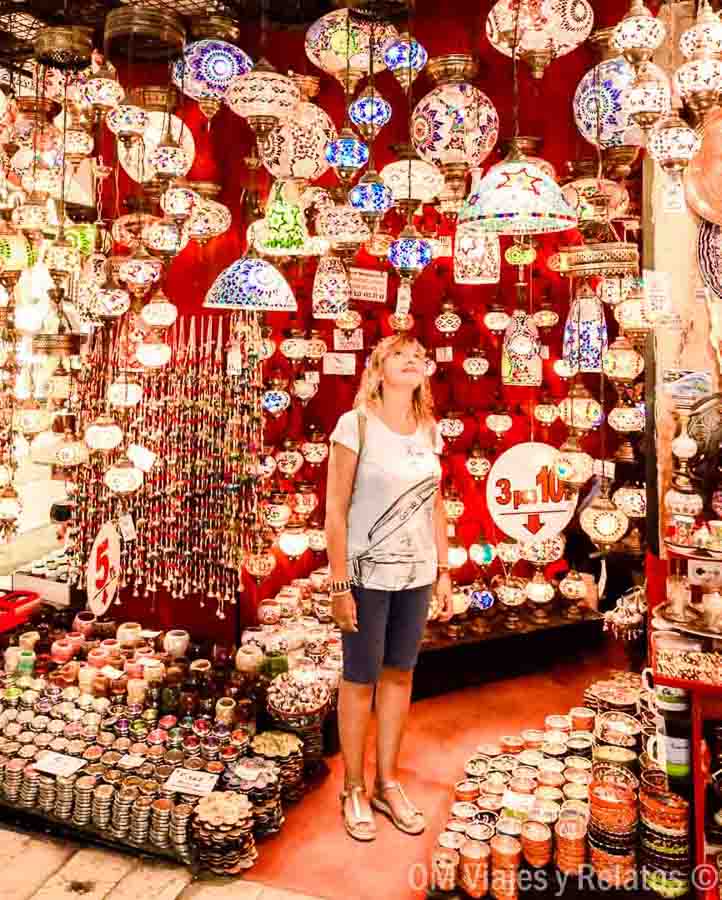 Una servidora en una tienda de lámparas turcas del Gran Bazar de Estambul, una parada imprescindible en una ruta sobre qué ver en Estambul en 3 dias.