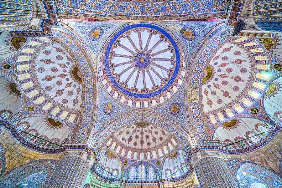 Cúpulas y azulejos del interior de la Mezquita Azul, una visita imprescindible para incluir en que ver en Estambul en 3 días.